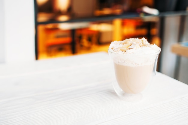 Glas Cappuccino am Tisch im Restaurant