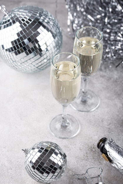 Glas Champagner mit Discokugel