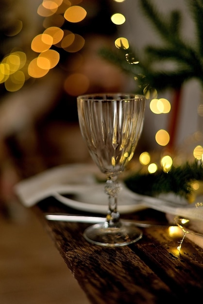 Glas Champagner mit Weihnachtsdekoration Weihnachtstischdekoration