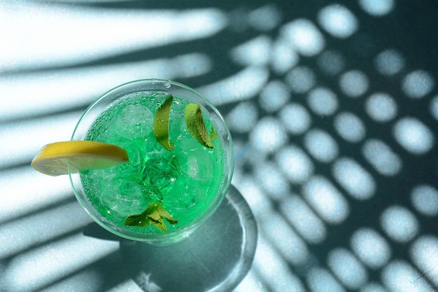 Glas Cocktail grüne Fee mit Zitrone und Minzblättern Süßer erfrischender Minzlikör mit Eis und Absinth-Rum Eiswürfel und Wodka