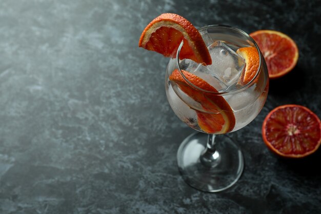 Glas Cocktail mit Grapefruit auf schwarzem Rauchtisch