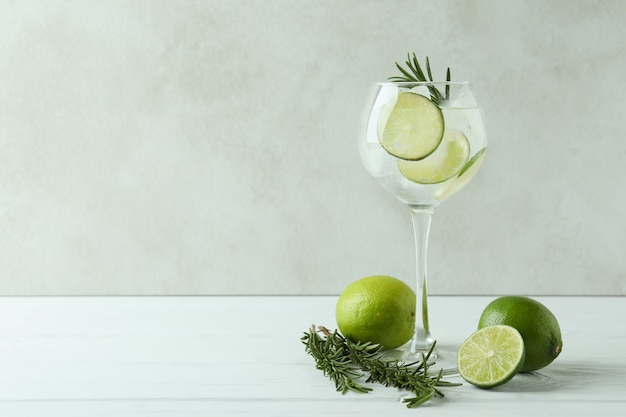 Glas Cocktail mit Limette auf weißem Holztisch