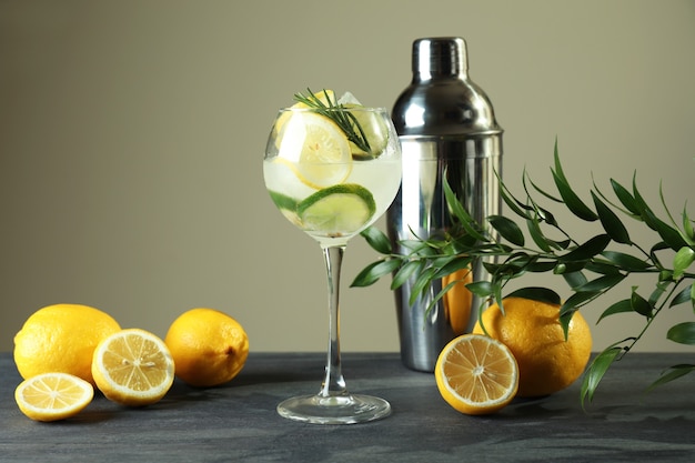 Glas Cocktail mit Zitrusfrüchten auf dunklem Tisch