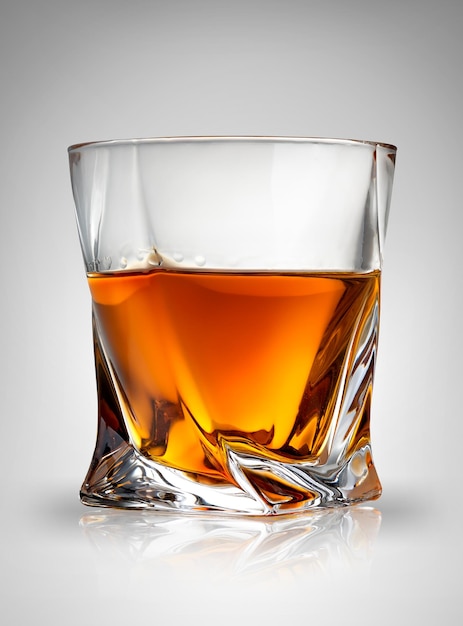 Glas Cognac auf grauem Hintergrund