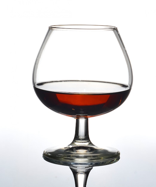 Glas Cognac auf weißem Hintergrund