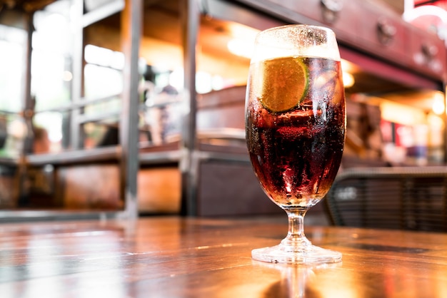 Glas Cola auf Tisch im Restaurant