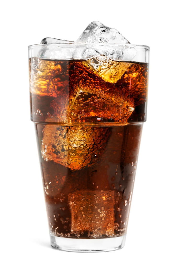 Foto glas cola mit eiswürfeln auf weißem hintergrund