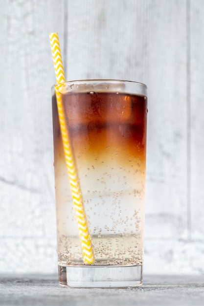 Foto glas dark 'n' stormy cocktail aus ingwerbier und dunklem rum