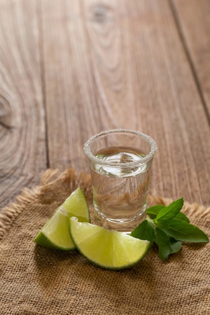 Glas den Wodka und Drücken Sie die Zitrone leicht und Salz auf der Kante des Glases.