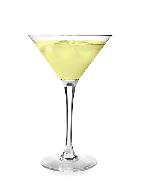 Glas des leckeren Martini auf weißem Hintergrund