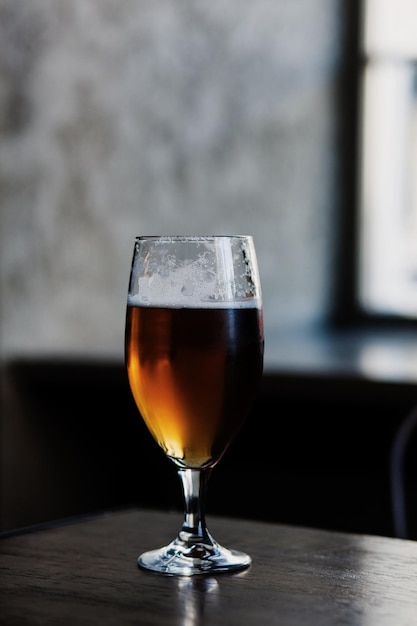 Glas dunkles Bier im Pub. alkoholisches Getränk