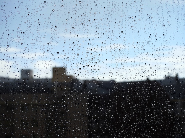 Glas eines Fensters nass vom Regen