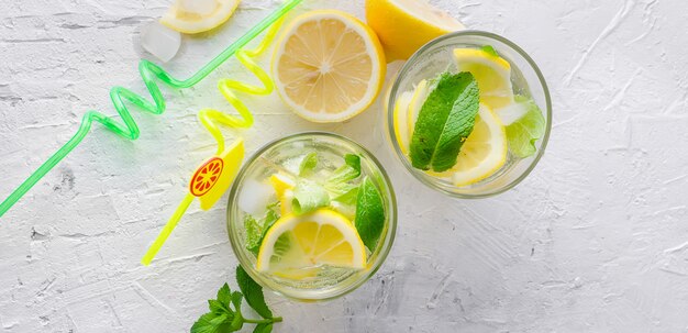 Glas eines kalten Mojito, einer saftigen Zitronenscheibe und einer Minze