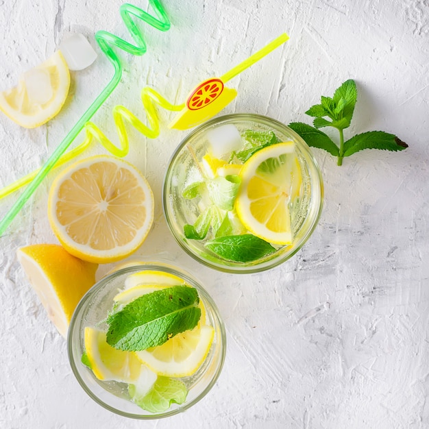 Glas eines kalten Mojito, einer saftigen Zitronenscheibe und einer Minze