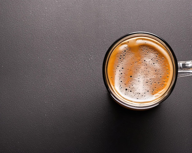 Glas Eiskaffee auf dunklem Hintergrund