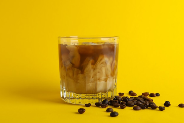 Glas Eiskaffee auf gelbem Hintergrund. Frisches Getränk