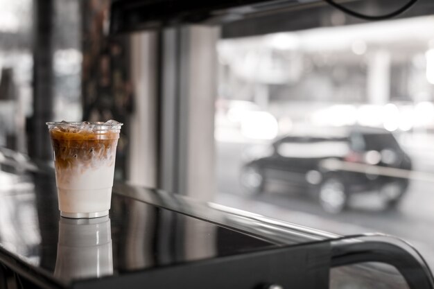 Glas Eiskaffee mit Milch auf dem Tisch