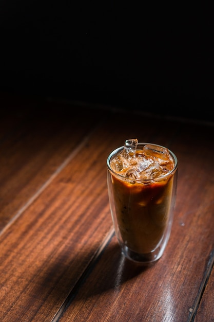 Glas Eiskaffee mit Milch auf dem Tisch