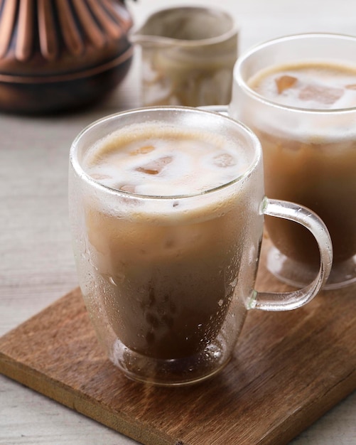 Glas Eiskaffee mit Sahne Milch Kalt gebrühter Kaffee mit Eis Nahaufnahme