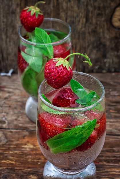 Glas erfrischendes Erdbeercocktail