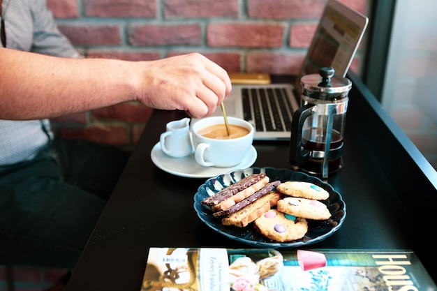 Glas Filterkaffee mit leckeren Keksen