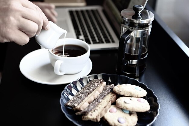 Glas Filterkaffee mit leckeren Keksen