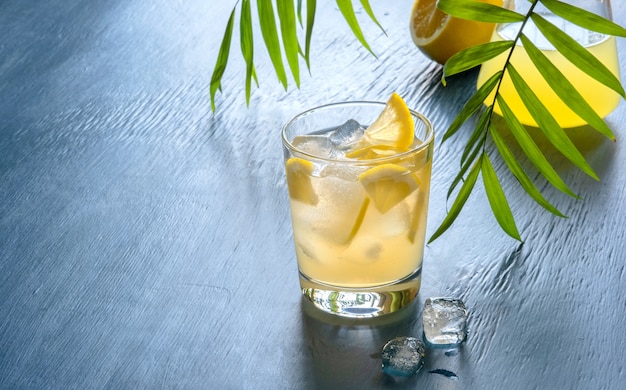 Glas frisch gepresste Limonade zur Sommererfrischung