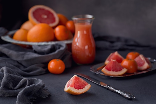 Glas frisch gepresster Grapefruitsaft mit frischen Zitrusfrüchten