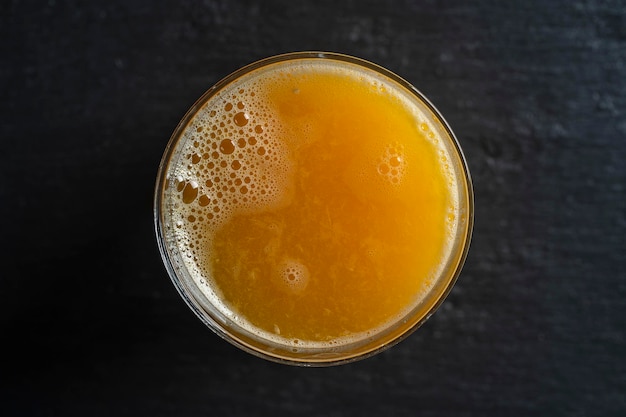 Glas frisch gepresster Orangensaft Frisch gepresster Zitrussaft Erfrischungsgetränk am Morgen