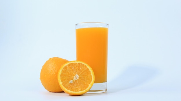 Glas frisch gepresster Orangensaft mit ORANGEN Früchten halbiert isoliert auf weißem Hintergrund