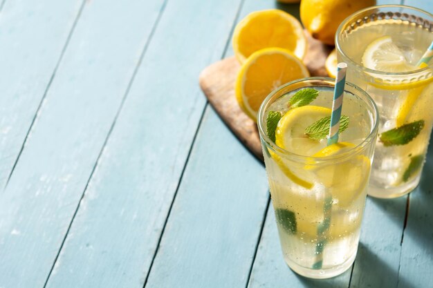 Glas frische Limonade auf blauem Holztisch