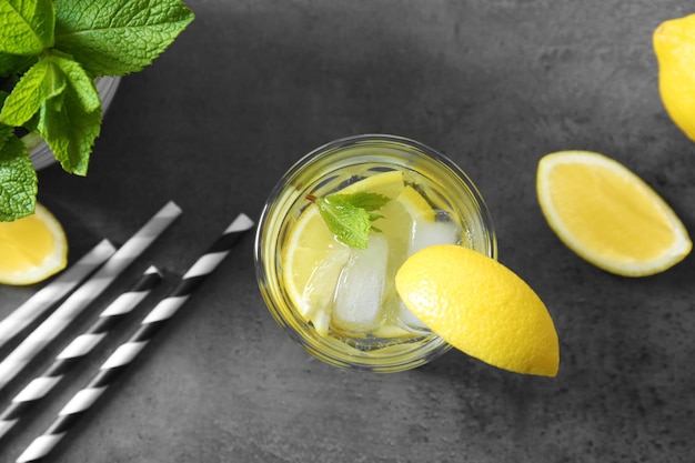 Foto glas frische limonade auf grunge-hintergrund