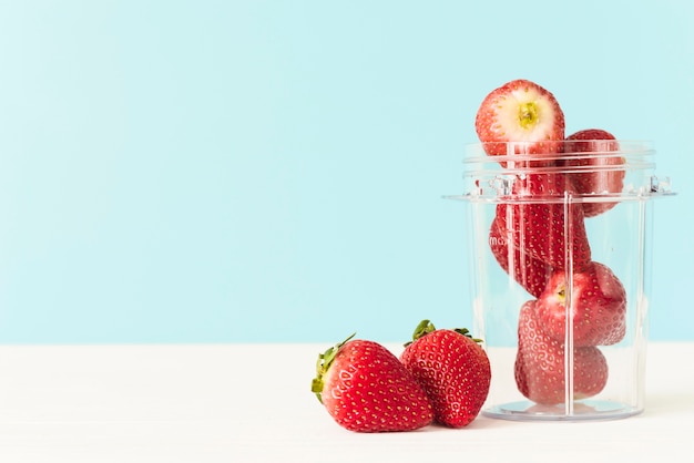 Foto glas frische rote erdbeeren auf die tischplatte