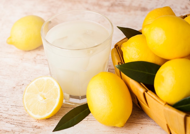 Foto glas frischen bio-zitronensaft und obst