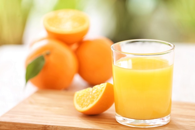 Glas frischen Orangensaft auf dem Tisch