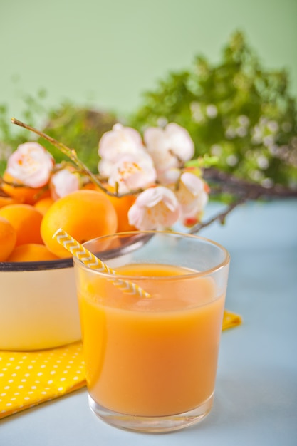 Glas frischer Aprikosensaft und Teller Aprikosen