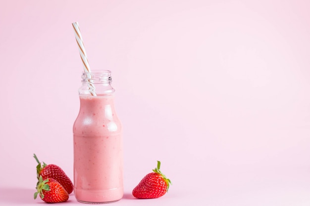 Glas frischer Erdbeermilchshake, Smoothie und frische Erdbeeren