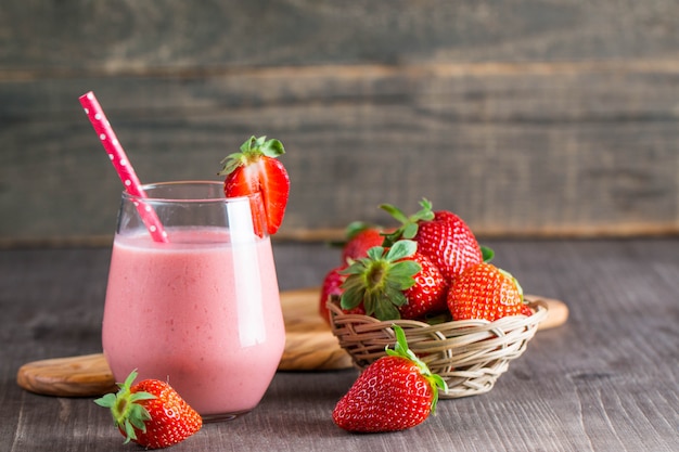 Glas frischer Erdbeermilchshake, Smoothie und frische Erdbeeren