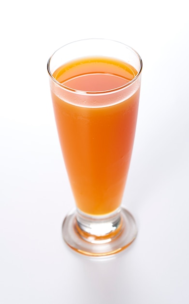 Glas frischer Karottensaft getrennt auf Weiß