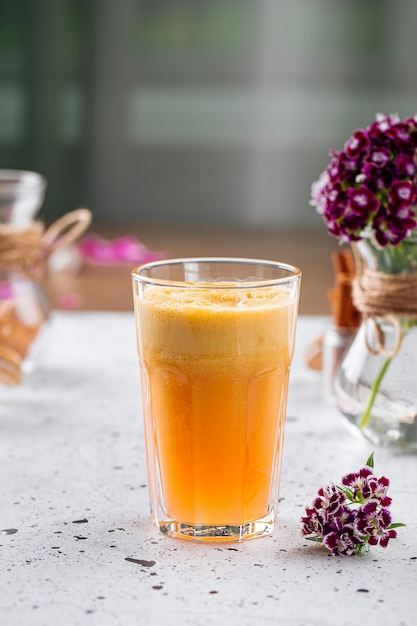 Glas frischer Orangensaft auf hellem Hintergrund