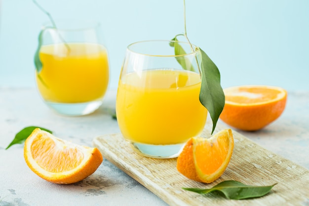 Glas frischer Orangensaft mit Orangengruppe