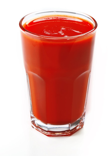 Glas frischer Tomatensaft, isoliert auf weiss