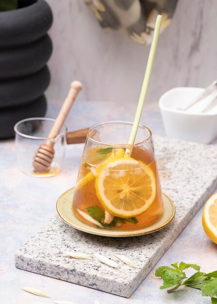 Glas frischer Zitronen-Eistee mit Zitronengras auf weißem Marmortisch. Selektiver Fokus. Nahansicht