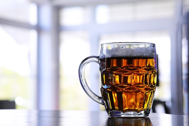 Glas frisches Bier auf einem Holztisch. Lagerbierkrug auf Steintisch. Draufsicht mit Kopienraum