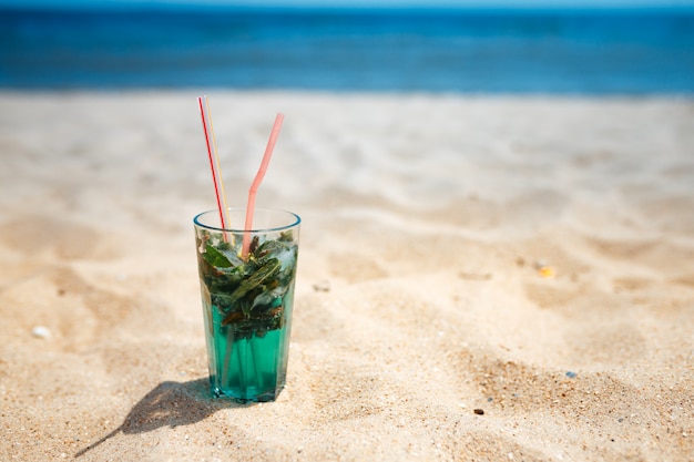 Glas frisches Mojito-Cocktail am Strand