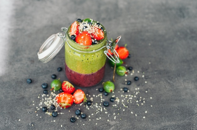 Glas Frucht-Smoothie mit Erdbeere, Stachelbeere und Blaubeere der exotischen Früchte