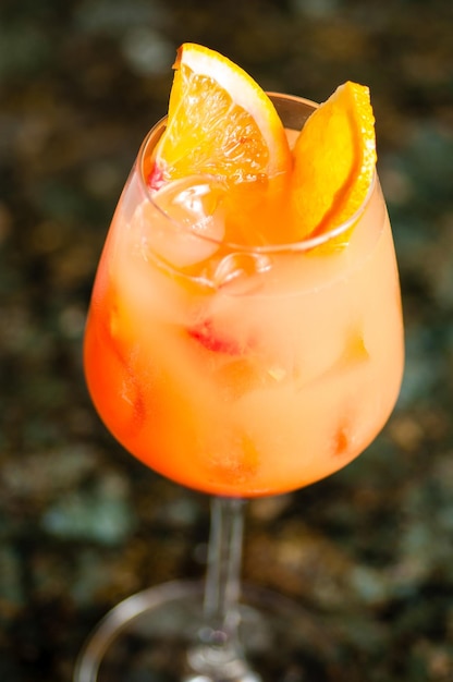 Glas gefüllt mit orangefarbenem Cocktail