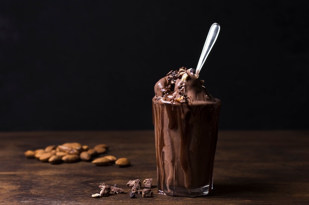 Glas gefüllt mit Schokoladeneisdessert