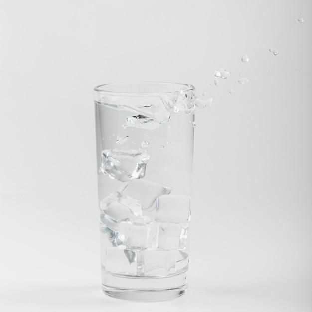 Glas gefüllt mit Wasser und Eis