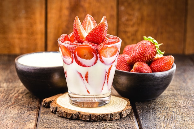 Glas geschnittene Erdbeeren mit Kondensmilch, typisch brasilianisches Dessert